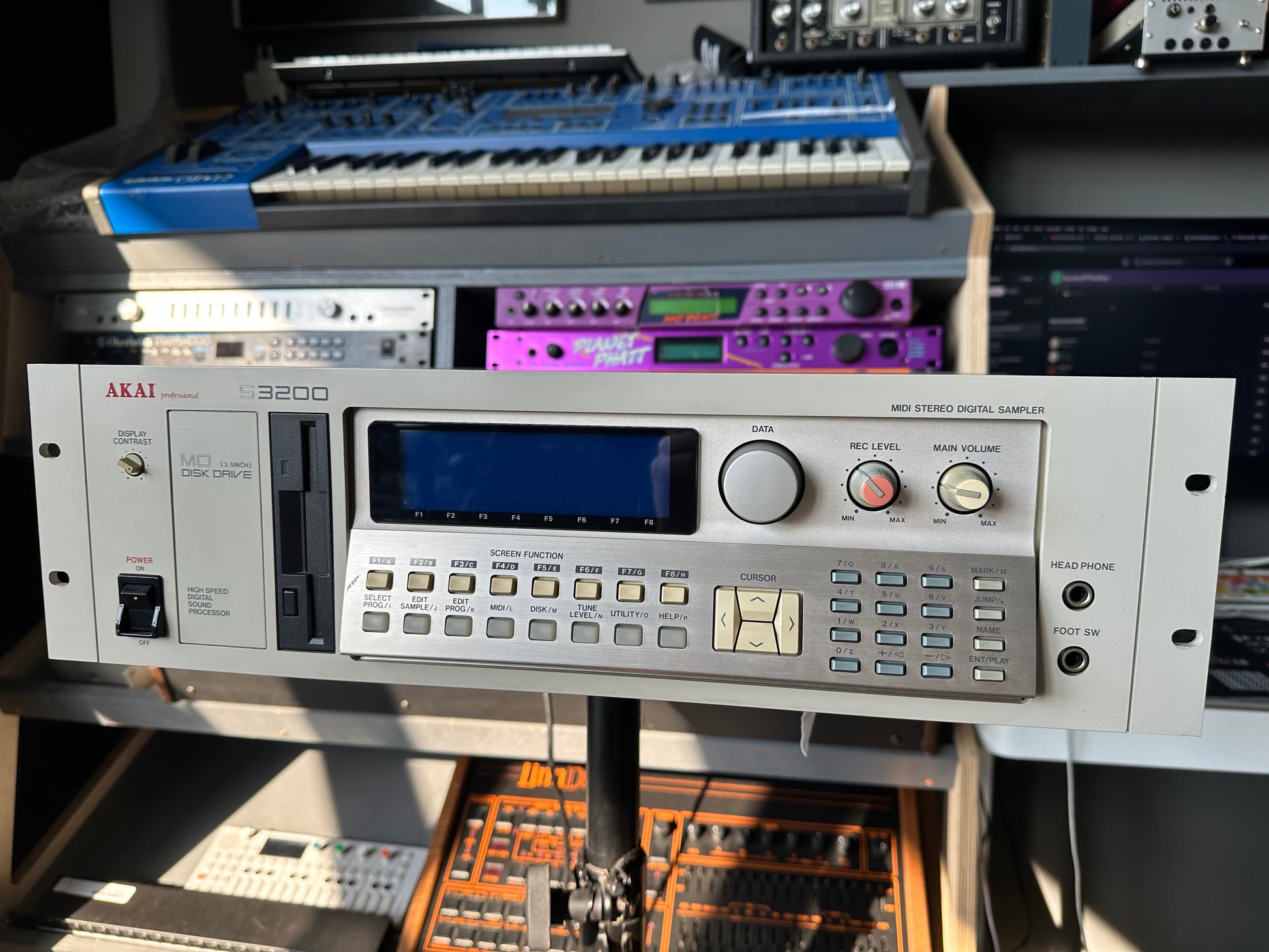 Akai S3200