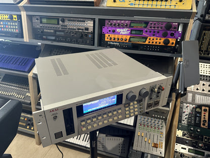 Akai S1000 16-bit professional rack sampler