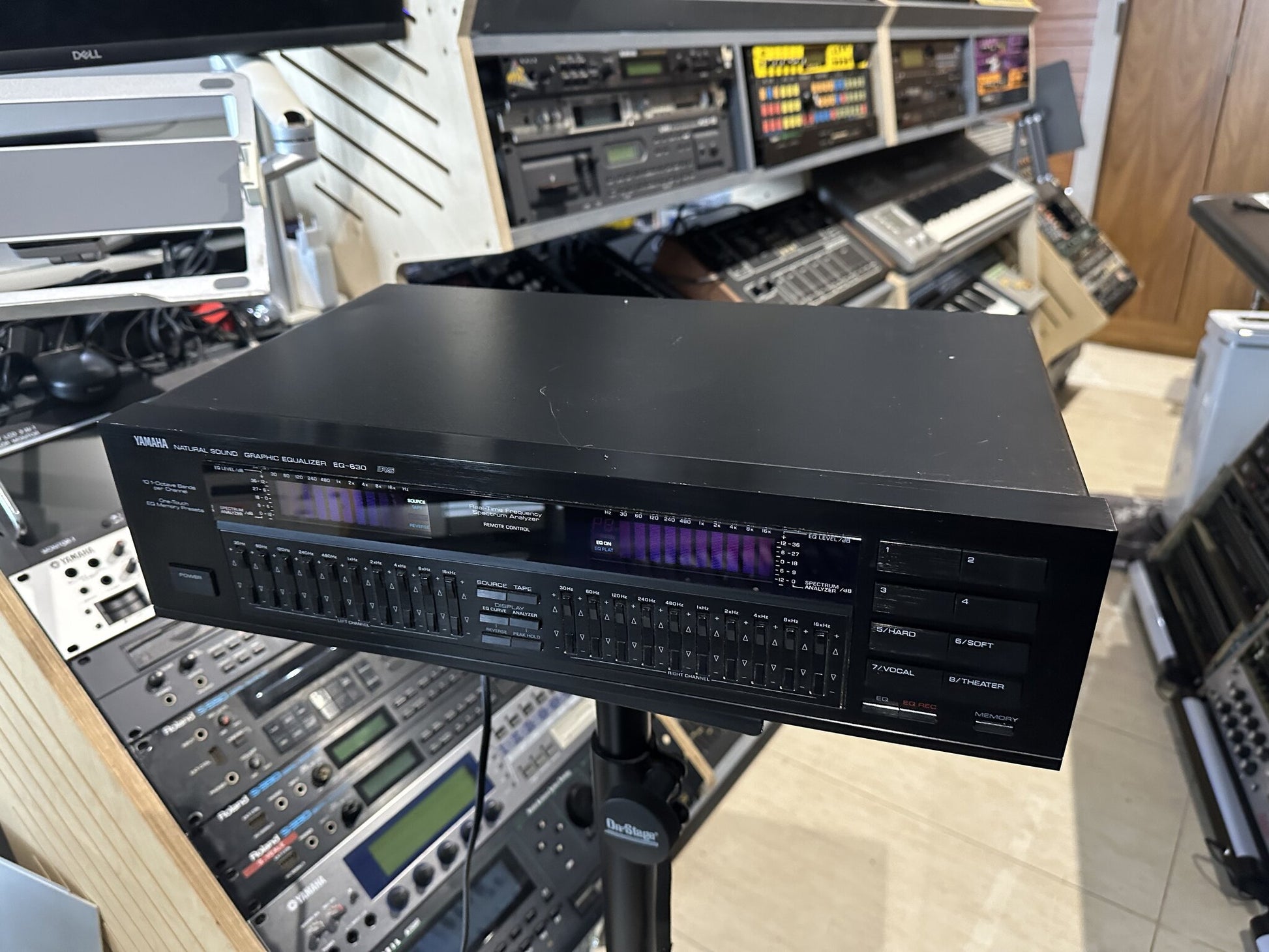 Yamaha graphic equalizer with spectrum display