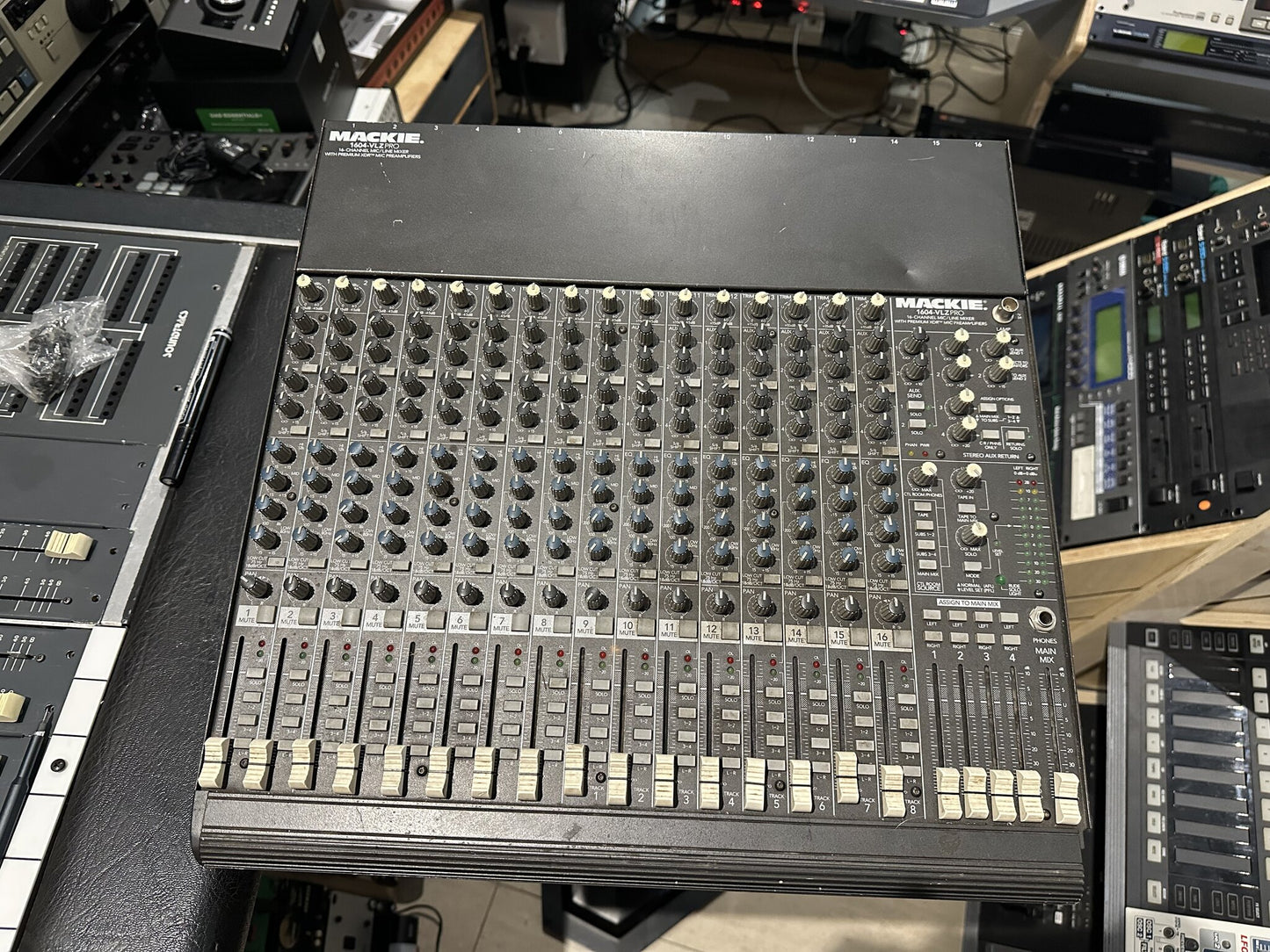 Mackie 1604-VLZ Pro 16-channel mixer