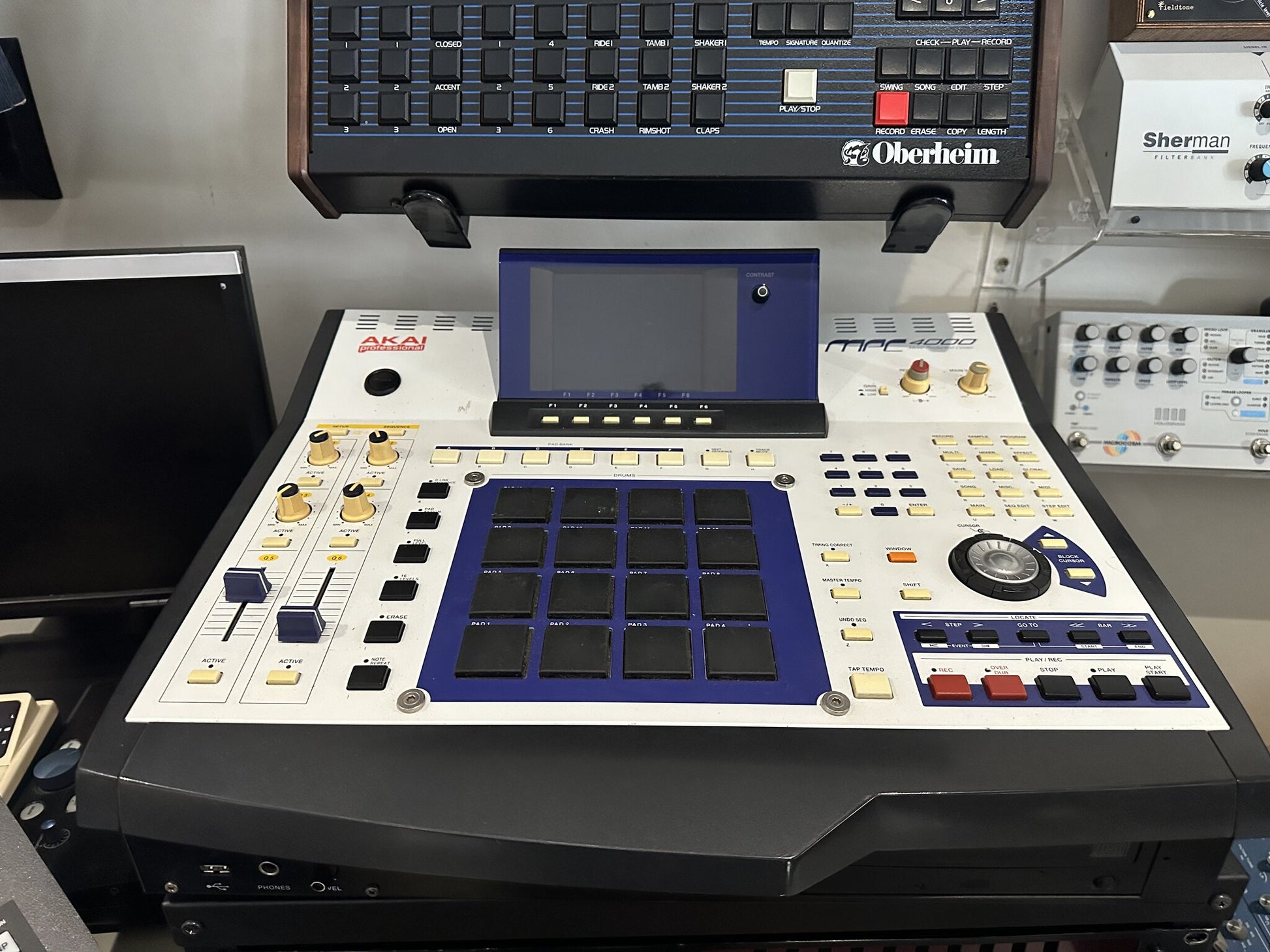 Akai MPC4000 music production center sampler